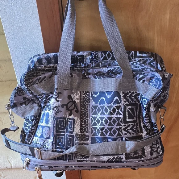 NWT Hawaii Spirit soft luggage bag with double zip extenders and swivel wheels. - Picture 5 of 13